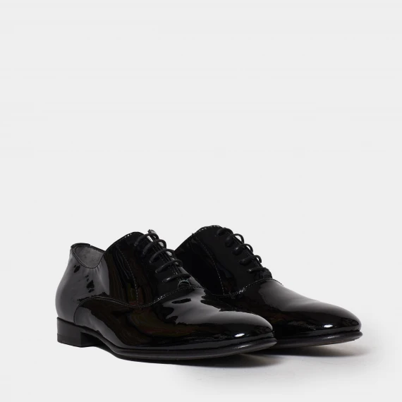 Scarpa stringata in vernice nera