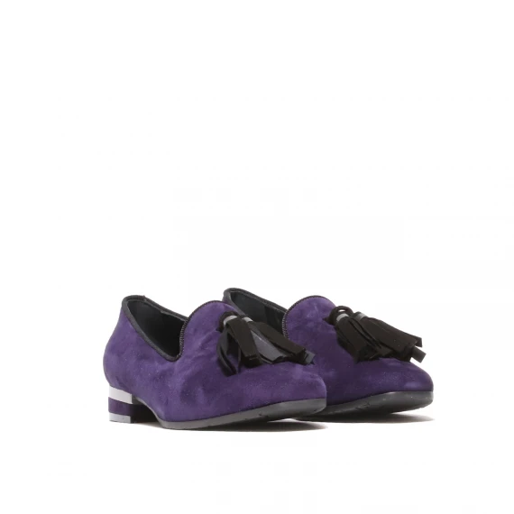 Pantofolina in suede viola con nappine nere 