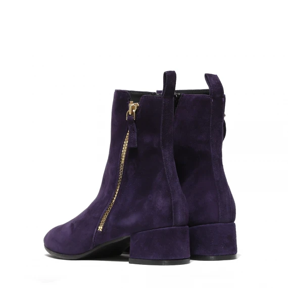 Stivaletto in morbido suede viola con zip laterale dorata 