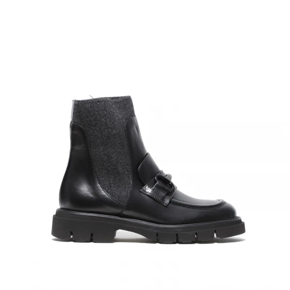 Stivaletto forma a mocassino in pelle nera ed elastico