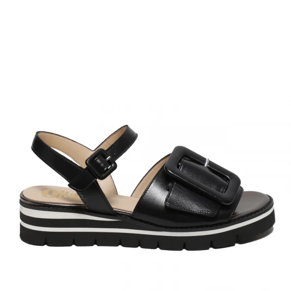 Sandalo in pelle nera con cinghietto
