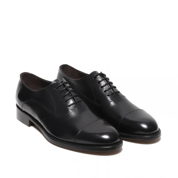 Scarpa legata a francesina realizzata in morbida pelle nera