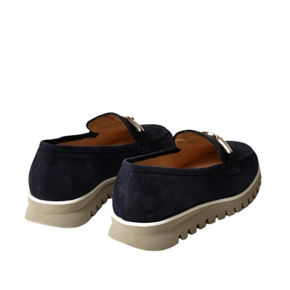 Mocassino in suede blu e accessorio dorato