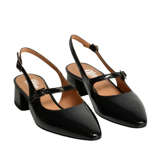 Slingback in vernice nera e listino sul collo del piede