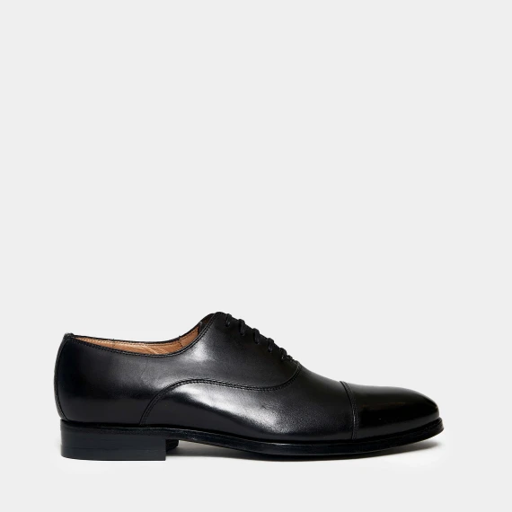 Stringata in pelle nera