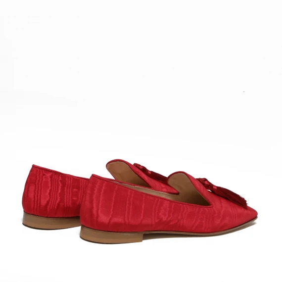Pantofolina in moirè rosso e nappine in seta