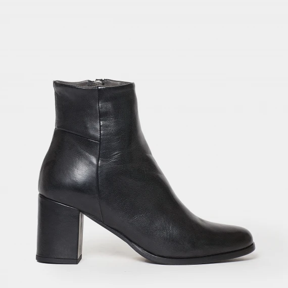 Stivaletto in morbida pelle nera con zip laterale