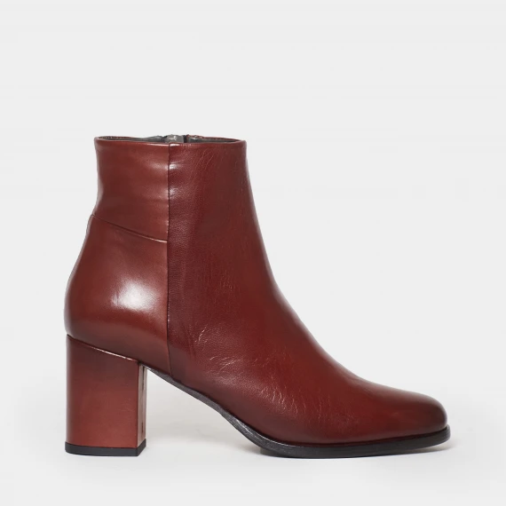 Stivaletto in morbida pelle cognac con zip laterale