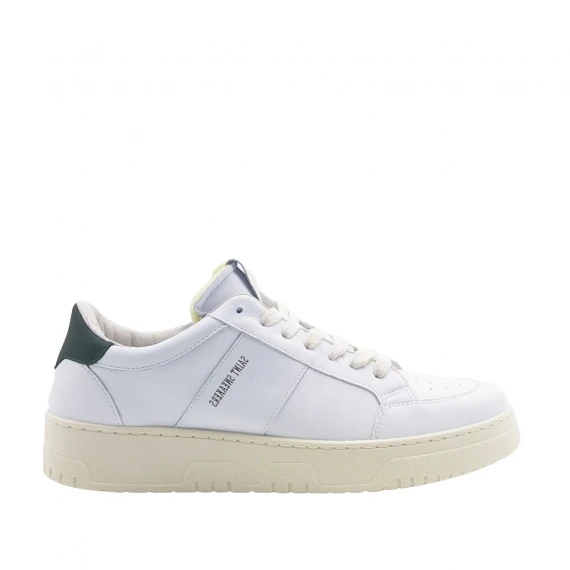 Sneakers in pelle bianca e top verde 