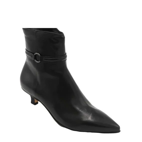 Tronchetto 4974 in pelle nera 