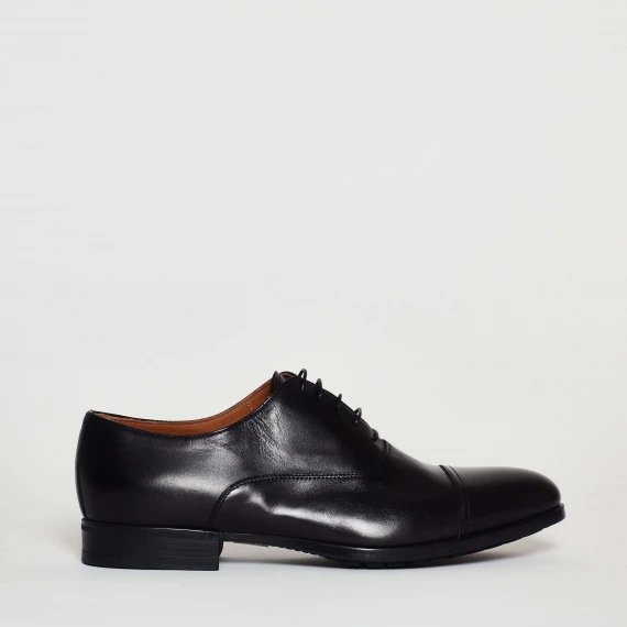 scarpa classica stringata in pelle martellata nera, fondo in gomma 30 mm 